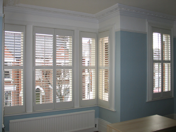Full height shutters with 63mm louvre and a midrail for excellent control of privacy and light