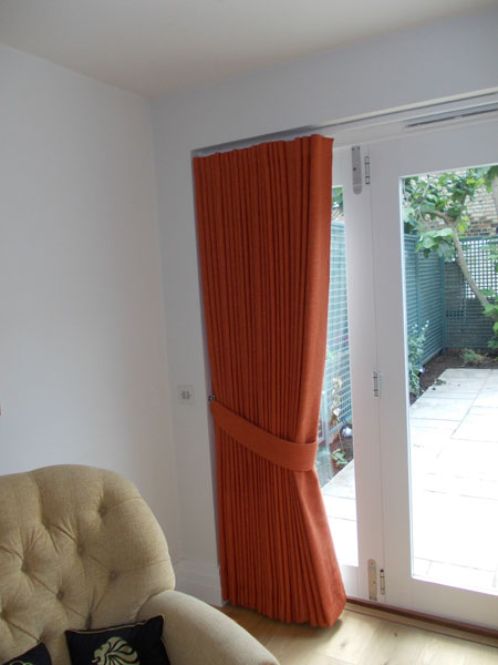 Wave system curtain stacked back under a white metropole