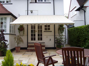 This Tortola awning fitted in Central London uses crossover arms to extend out more than its width