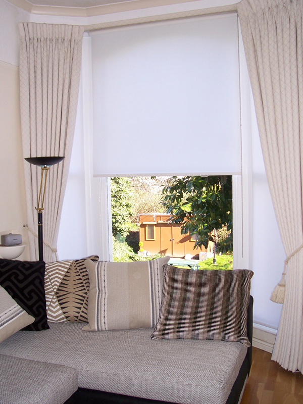 Goblet pleat curtains in cream damask fitted on covered fascia with plain white blinds