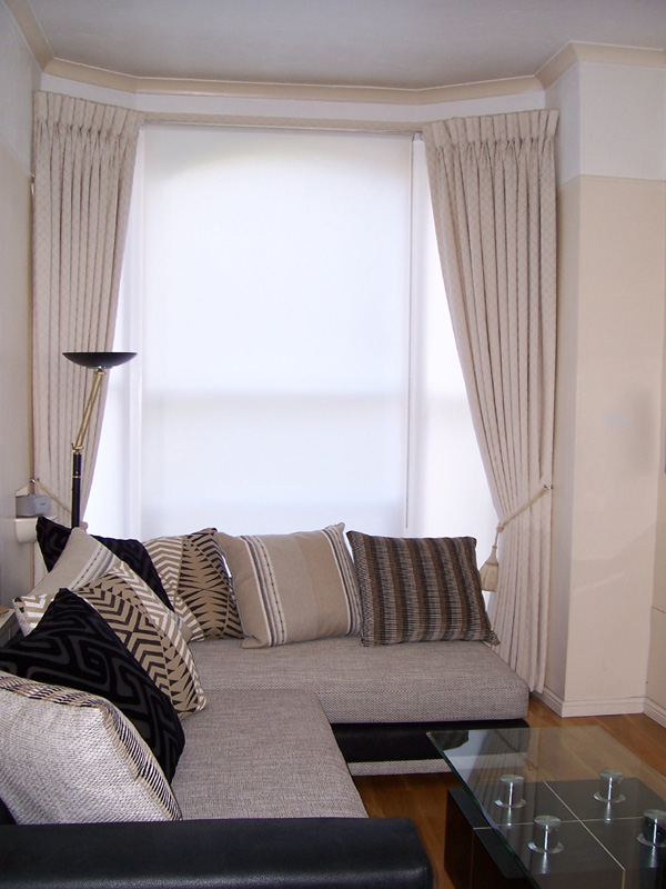 Goblet pleat curtains in cream damask fitted on covered fascia with plain white blinds