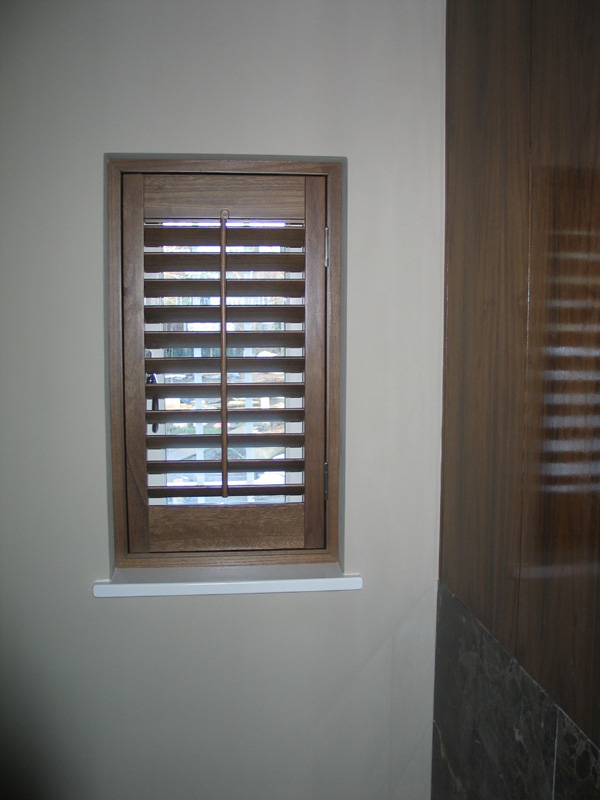 Stained wood shutter with 47mm louvres