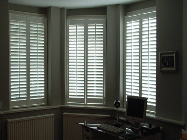 Full height shutters in this lower ground floor flat for privacy and perceived security