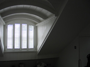 47mm louvres, offset tilt rods, arched shutters Islington