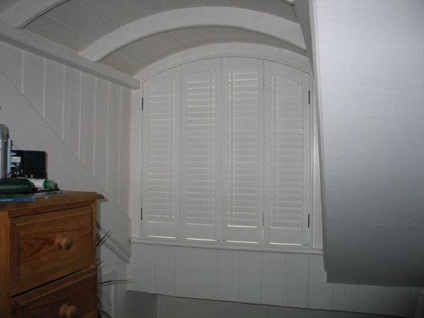 47mm louvres, offset tilt rods, arched shutters 